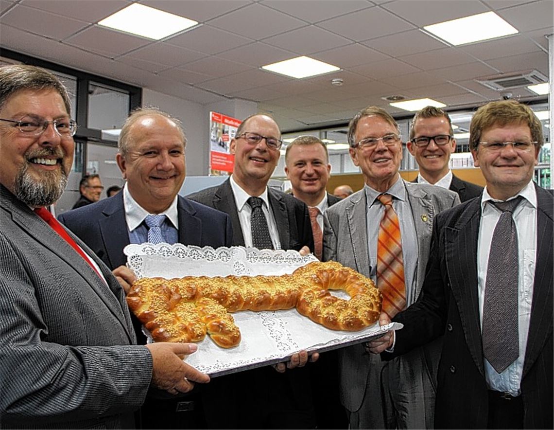 Freude über die neue Filiale (v. li.): Filialdirektor Hergarten, Kreishandwerksmeister Nagel, Sparkassendirektor Scholl, Marktdirektor Owczarek, Regierungsdirektor Zeller, Geschäftsstellenleiter Micol und Bürgermeister Oehler.
