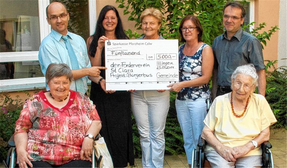 Freude über die neue Partnerschaft: Ursula Roller und Emilie Haas vom Bewohnerbeirat (vorne) sowie Bürgermeister Harald Eiberger, Angela Adam und Elfriede Sturm vom Förderverein, Pflegedienstleiterin Angelika Seipelt und Heimleiter Marcus Schellinger bei der Scheckübergabe.