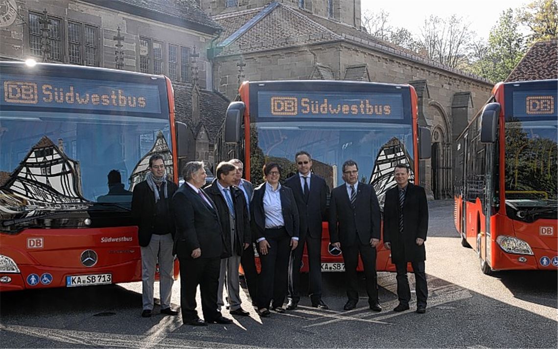 Freude über die neuen Busse herrscht bei: Matthias Gruber (VPE) (v.li), Martin Mäule (RVS Südwestbus), Axel Hofsäß (Geschäftsführer VPE), Klaus Behringer (Landratsamt), Sandra Schönherr (RVS Südwestbus), Stefan Schwehm (Geschäftsführer RVS), Andreas Felchle (Bürgermeister Maulbronn) und Oliver Müller (Verkehrsamt Enzkreis).