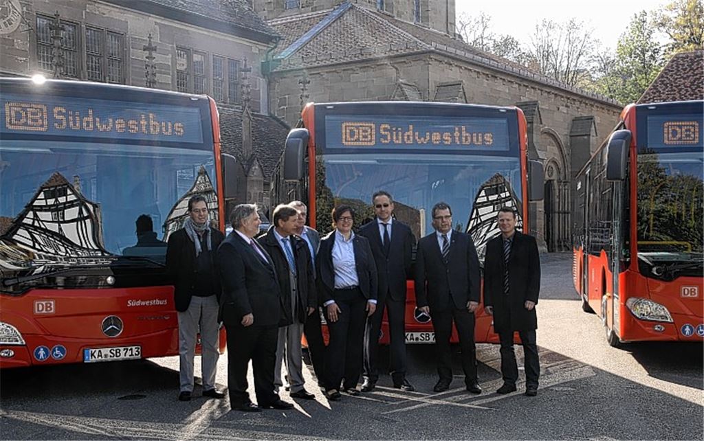 Freude über die neuen Busse herrscht bei: Matthias Gruber (VPE) (v.li), Martin Mäule (RVS Südwestbus), Axel Hofsäß (Geschäftsführer VPE), Klaus Behringer (Landratsamt), Sandra Schönherr (RVS Südwestbus), Stefan Schwehm (Geschäftsführer RVS), Andreas Felchle (Bürgermeister Maulbronn) und Oliver Müller (Verkehrsamt Enzkreis).