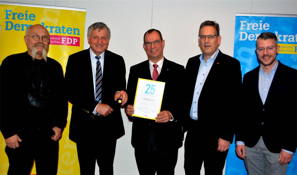 Freude über ein nicht alltägliches Jubiläum: Mischa Dambrowsky (v.li.), Dr. Hans-Ulrich Rülke, Professor Dr. Erik Schweickert und Johannes Baumbast mit dem Geehrter Frank Schneider (Mitte). Foto: Stahlfeld