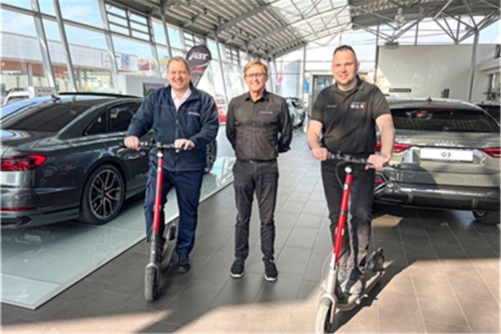 Freude über ein praktisches Fortbewegungsmittel (v. li.): Feuerwehrkommandant Matthias Donath, Hans Herrmann, Geschäftsführer der Autozentrum Dobler GmbH, und Franz Stocker, der bei Dobler arbeitet und bei der Freiwilligen Feuerwehr Mühlacker stellvertretender Abteilungskommandant ist, mit den E-Scootern. Foto: privat