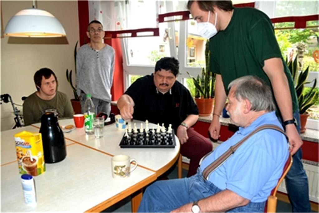 Freude über ein wenig Alltag in der Lebenshilfe. Foto: Stahlfeld