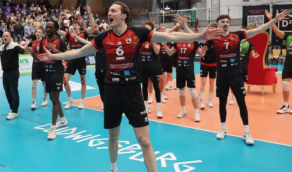 Freude über eine starke erste Bundesliga-Saison: Kapitän Ben-Simon Bonin und die Ludwigsburger Volleyballer.