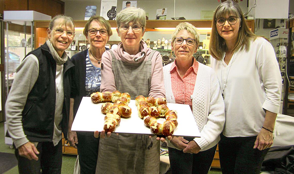 Freude über einen Gruß von Handwerkskollegen aus der Bäckerbranche: Christa Steinke (li.) und ihr Team feiern 75-jähriges Bestehen. Fotos: privat