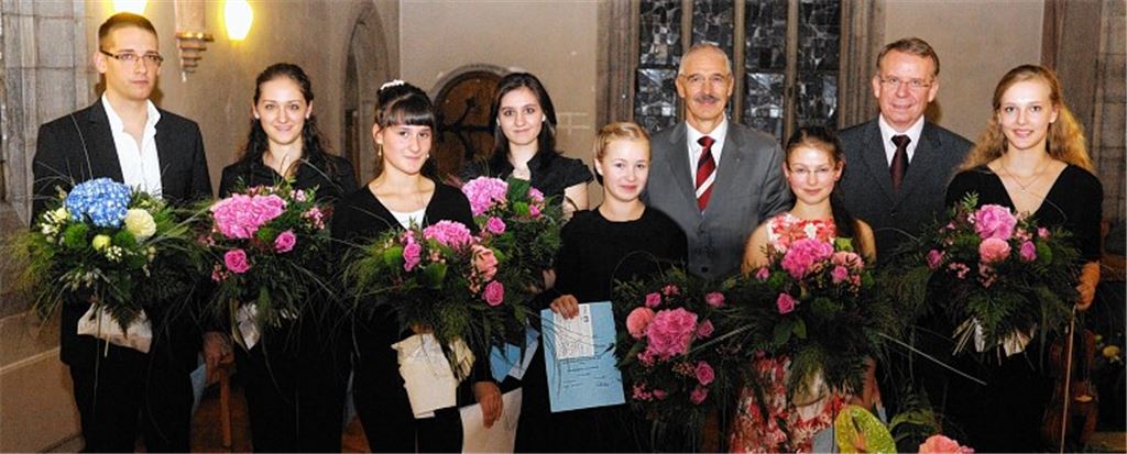 Freude über herausragende Leistungen: Annika Fuchs, Lena Jauch, Carolin Susanna Herrmann, Jessica Kibardin (vorne v.re.), Hermann Hinterramskogler, Rolf Schneider, Sophie Herzog, Christine Herzog und Leo Herzog (hinten v.re.).