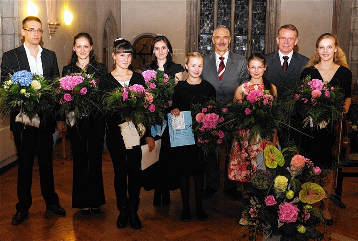Freude über herausragende Leistungen bei der Vergabe des Stipendiums 2013: Annika Fuchs, Lena Jauch, Carolin Susanna Herrmann, Jessica Kibardin (vorne v. re.), Hermann Hinterramskogler, Rolf Schneider, Sophie Herzog, Christine Herzog und Leo Herzog (hinten v. re).