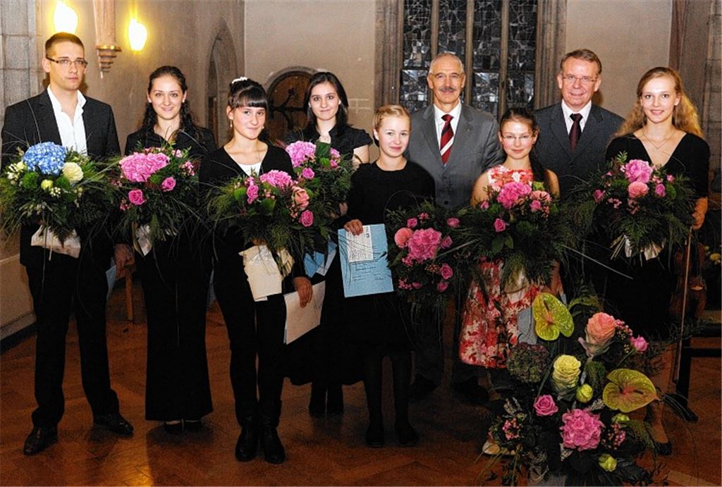 Freude über herausragende Leistungen bei der Vergabe des Stipendiums 2013: Annika Fuchs, Lena Jauch, Carolin Susanna Herrmann, Jessica Kibardin (vorne v. re.), Hermann Hinterramskogler, Rolf Schneider, Sophie Herzog, Christine Herzog und Leo Herzog (hinten v. re).