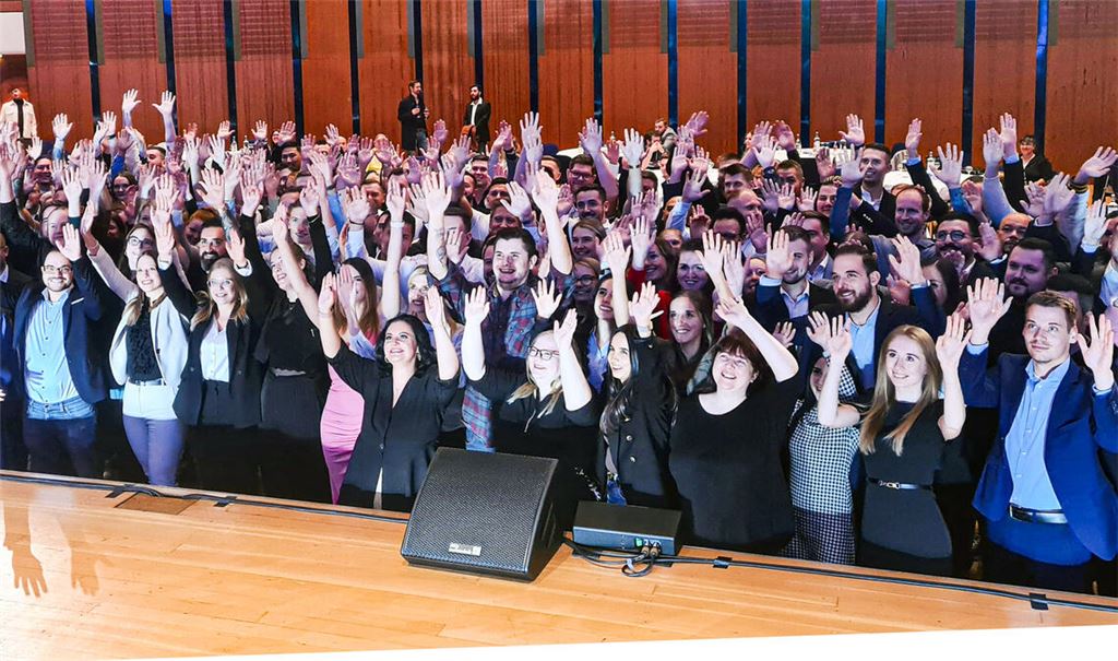 Freude über neue Qualifikationen und bessere Chancen auf dem Arbeitsmarkt: Die IHK ehrt im CongressCentrum in Pforzheim 170 frischgebackene Fachkräfte. Foto: Peche