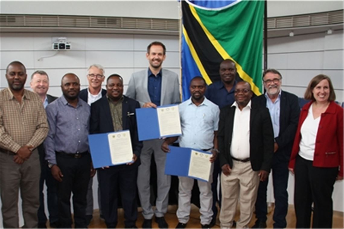 Freude über persönlichen Begegnungen und die Unterzeichnung des Partnerschaftsvertrags (v. li.):Kajuti Nyambi, Kreisrat Michael Sengle, Godfrey Yakiti, Kreisrat Dr. Till Neugebauer, Ibrahimu Issa Chiputula, Chairman des Masasi-Districts, Landrat Bastian Rosenau, Hashim Namtumba, Chairman von Masasi Town, Nelson Milanzi vom District, Rashid Musa von Masasi Town, Kreisrat Hans Vester und die Erste Landesbeamtin Dr. Hilde Neidhardt. Foto: Enzkreis/Burkard