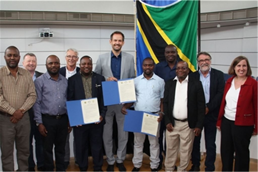 Freude über persönlichen Begegnungen und die Unterzeichnung des Partnerschaftsvertrags (v. li.):Kajuti Nyambi, Kreisrat Michael Sengle, Godfrey Yakiti, Kreisrat Dr. Till Neugebauer, Ibrahimu Issa Chiputula, Chairman des Masasi-Districts, Landrat Bastian Rosenau, Hashim Namtumba, Chairman von Masasi Town, Nelson Milanzi vom District, Rashid Musa von Masasi Town, Kreisrat Hans Vester und die Erste Landesbeamtin Dr. Hilde Neidhardt. Foto: Enzkreis/Burkard