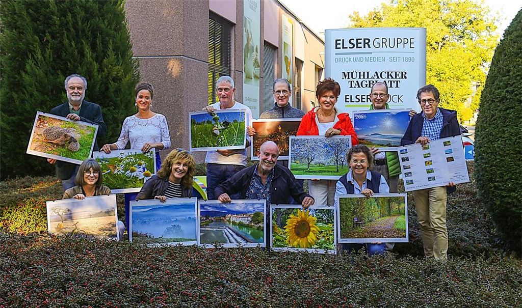 Freude über stimmungsvolle Aufnahmen: Die Fotografen der Bilder des Kalenders mit den Juroren Martina Haußmann (unten re.) und Hans-Ulrich Wetzel (re.). Foto: Schüller