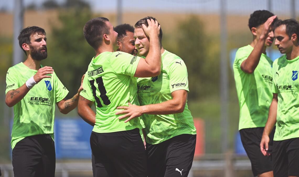 Freude und Erleichterung machen sich bei den Spielern des FV Knittlingen nach dem entscheidenden Tor zum 1:0 von „Joker“ Martin Oehme (Mitte) breit. Fotos: Schüller, Fotomoment
