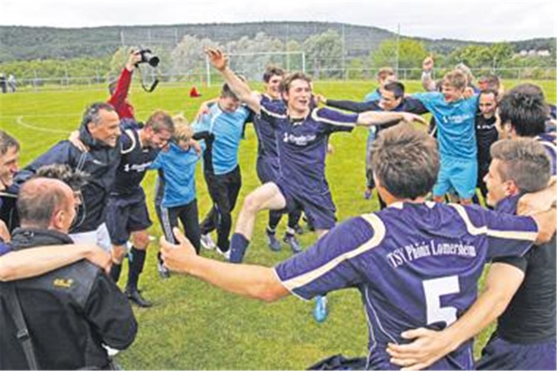 Freudenfest in Freudental: Die Mannschaft von Phönix Lomersheim tanzt mit Trainern, Betreuern und Funktionäern Ringelrein. Foto: Eigner