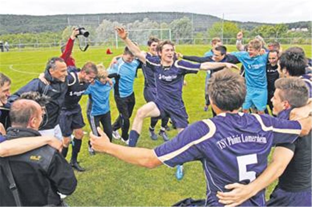 Freudenfest in Freudental: Die Mannschaft von Phönix Lomersheim tanzt mit Trainern, Betreuern und Funktionäern Ringelrein. Foto: Eigner