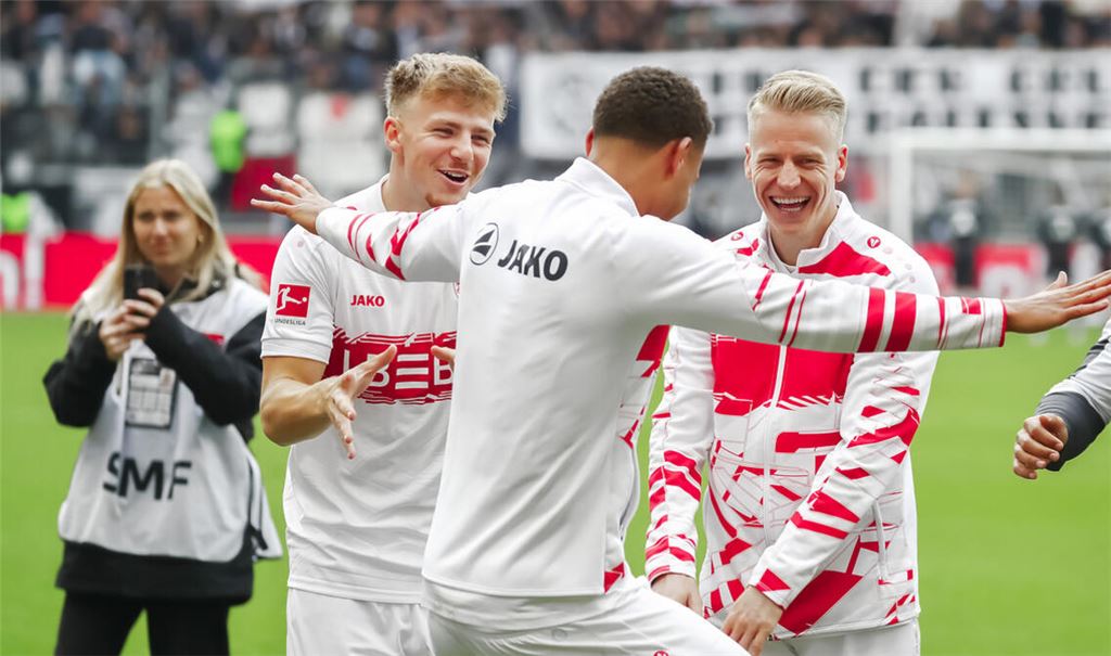 Freudentanz: die VfB-Spieler Finn Jeltsch (links) und Chris Führich feiern mit dem Torschützen Nikolas Nartey (Mitte) den Einzug in die Champions League.