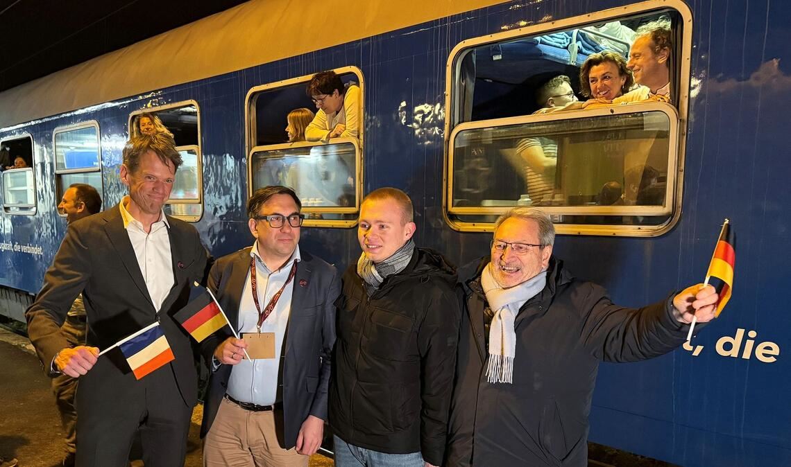 Freudiger Empfang für den neuen Nachtzug im nordfranzösischen Aulnoye-Aymeries.