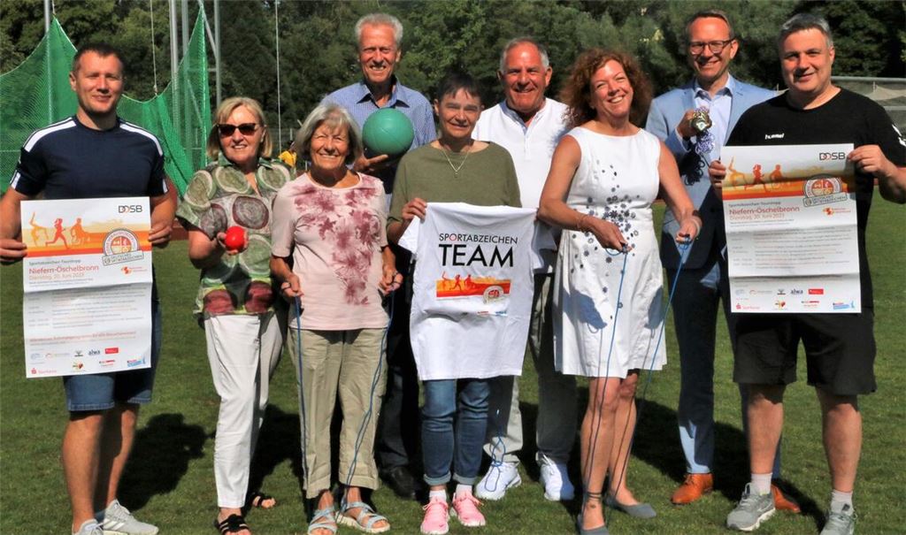 Freuen sich: Juri Pituh, Gudrun Augenstein, Ellen Felkl, Jürgen Kurz, Iris Steffen-Baur, Henry Wiedemann, Birgit Mertens, Marco Klotz und Stefan Ermentraut. Foto: Klassen