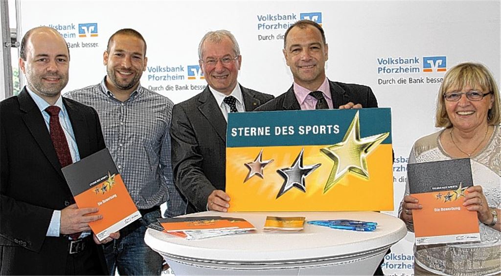 Freuen sich auf „Sterne des Sports“ 2013: (v.li.): Ulf Lauche, Bereichsleiter Vertriebsmanagement Volksbank Pforzheim, Tobias Müller, Projektleitung Sportkreis Pforzheim Enzkreis, Fritz Schäfer, stellvertretender Vorstandsvorsitzender Volksbank Pforzheim, Volker Schuler, Vorsitzender Sportkreis Calw, Gudrun Augenstein, Vorsitzende Sportkreis Pforzheim Enzkreis. Foto: Volksbank Pforzheim
