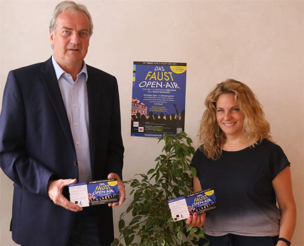 Freuen sich auf den 40.+1. Geburtstag des Faust-Museums: Bürgermeister Heinz-Peter Hopp und Dr. Denise Roth.
