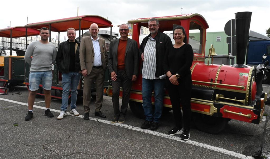 Freuen sich auf den größten Pforzheimer Rummel und eine Fahrt mit der Bimmelbahn. Im Bild (v.li.) Patrick Seyfert (Schaustellerverband), Julius Kritz (Schaustellerverband), Erster Bürgermeister Dirk Büscher, Artur Dingeldein (Erster Vorsitzender Schaustellerverband), Marktmeister Marc Pfrommer und Festwirtin Marina Platzer.  Foto: Bott