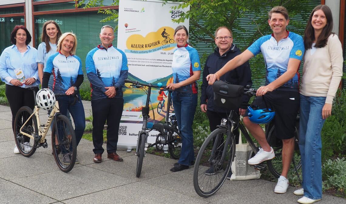 Freuen sich auf die Kultur-Radtour von Pforzheim nach Calw (v. li.): Bettina Reitze-Lotz (WSP Pforzheim), Luisa Kusterer (Leiterin Kultur Landratsamt Calw), Monika Schweikert (Geschäftsstellenleiterin der AG Kulturregion) Sascha Klein (Verbandsdirektor Region Nordschwarzwald), Isabel Schmidt-Mappes (Schmuckmuseum Pforzheim), Alexander Weber (Kulturamt Pforzheim) sowie Bart Dewijcze und Linda Wendel als „The Artpole“. Foto: Müller
