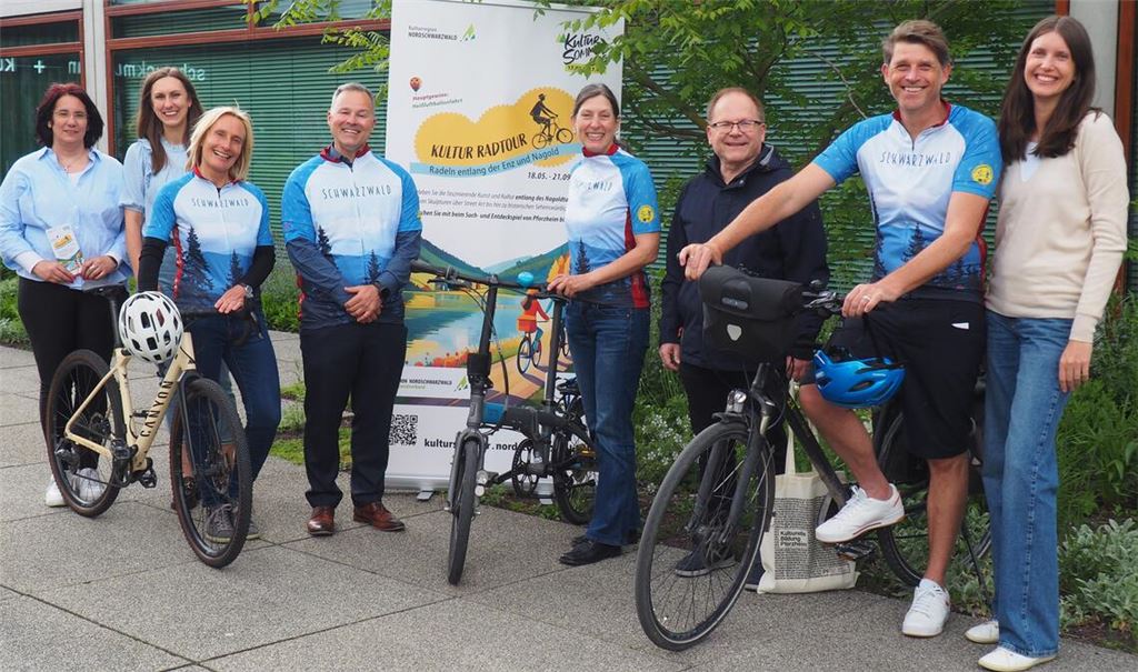 Freuen sich auf die Kultur-Radtour von Pforzheim nach Calw (v. li.): Bettina Reitze-Lotz (WSP Pforzheim), Luisa Kusterer (Leiterin Kultur Landratsamt Calw), Monika Schweikert (Geschäftsstellenleiterin der AG Kulturregion) Sascha Klein (Verbandsdirektor Region Nordschwarzwald), Isabel Schmidt-Mappes (Schmuckmuseum Pforzheim), Alexander Weber (Kulturamt Pforzheim) sowie Bart Dewijcze und Linda Wendel als „The Artpole“. Foto: Müller
