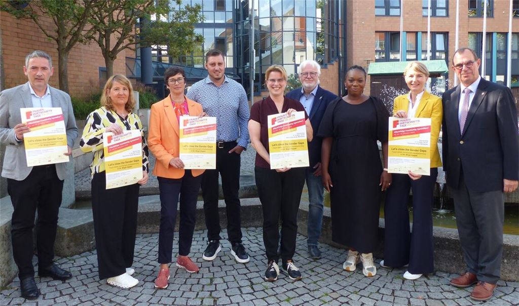Freuen sich auf die Veranstaltung zu den Frauenwirtschaftstagen: OB Frank Schneider (v.re.), Liane Bley, Halimatou Camara, Matthias Baumann, Dr. Martina Terp-Schunter, Mirko Elinger, Ines Wolf-Vetter, Anja Maisch und Frank Schmidt. Foto: Stadt Mühlacker/Schad