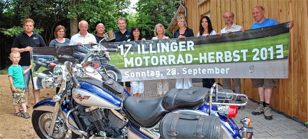 Freuen sich auf eine gelungene Ausfahrt (v.re.): Wolfgang Czernoch (MSC Illingen), Pfarrer Wolfgang Schlecht, Karin Daimer (MSC), Stefanie Köppl-Rau, Karin Eckstein (beide „Herberge Lebensweg“), Lilian Edel (Edel-Trikes), Elmar Fink (MSC), Thomas Schart (Lebenshilfe Pforzheim-Enzkreis), Thomas Fink (MSC), Sandra Schart (Lebenshilfe), Ulrich Daimer (MSC) und sein Sohn Nico. Foto: Stahlfeld