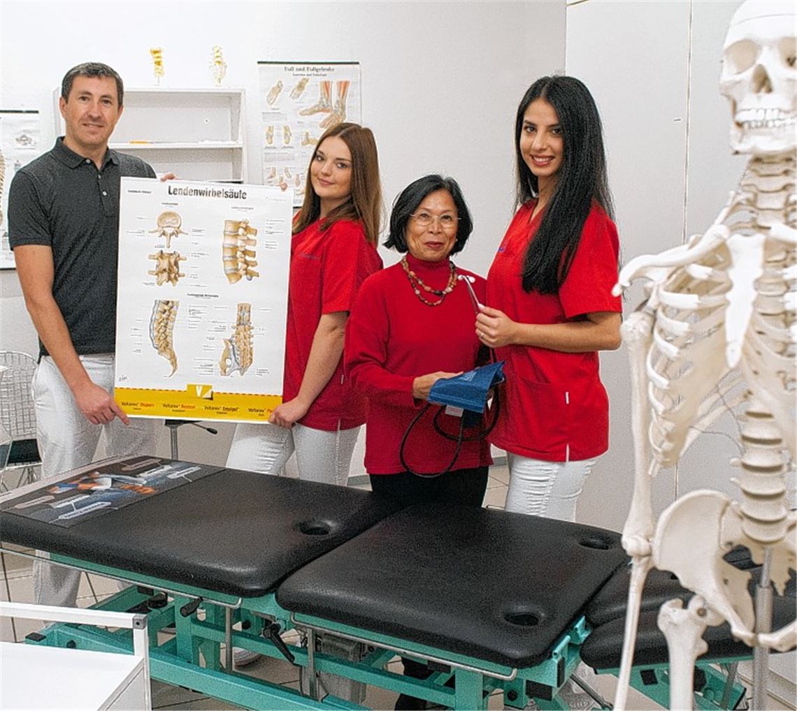 Freuen sich auf neue Patienten: Viktor Hausauer, Vanessa Neumeister, Elena Dünnebeil und Gözde Pektas bilden das Team der Orthopädie-Praxis im Gebäude Bahnhofstraße 12.Fotomoment