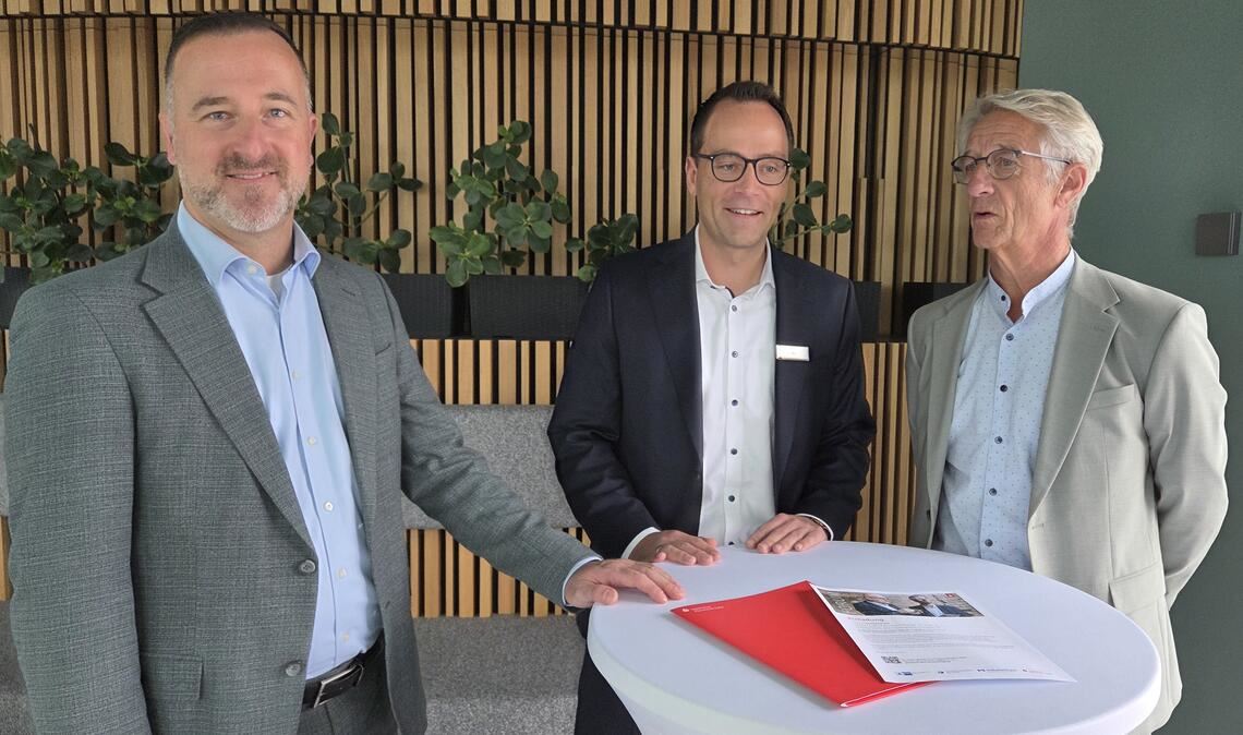 Freuen sich beim „Nachfolgetag“ über Unternehmen, die Nachfolger suchen und Menschen, die ein Unternehmen übernehmen wollen (v. li.): Jens Schwittay (Volksbank pur), Jens Renner (Sparkasse Pforzheim Calw) und Stefan Hammes (IHK). Foto: Metzbaur