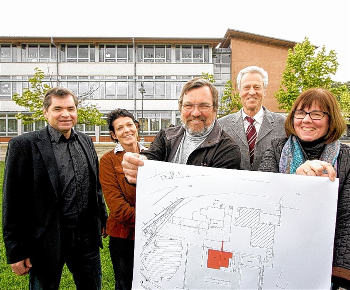 Freuen sich, dass die Planungen zur Erweiterung der Kirnbachschule voranschreiten (v. li.): Hauptamtsleiter Ekkehard Vogel, Konrektorin Realschule Sylvia Schleifer-Dürr, Rektor Manfred Reiter, Bürgermeister Jürgen Kurz und Architektin Ursula Walter.