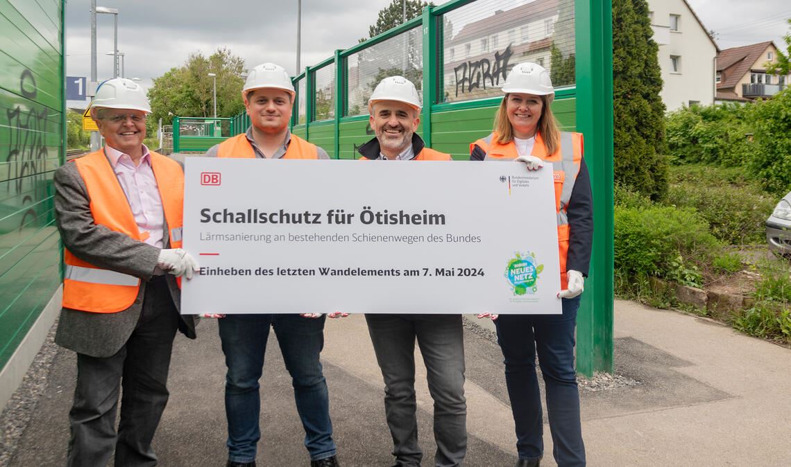 Freuen sich, dass die Schallschutzwände komplett stehen (v.li.): Schultes Werner Henle sowie die Bahn-Verantwortlichen Hüseyin Çilingir, Hasan Ilhan und Sandra Katz. Foto: Fotomoment