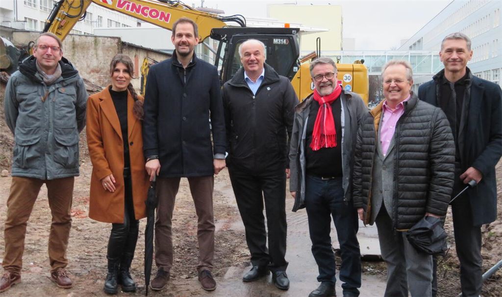 Freuen sich, dass es mit dem Neubau des Verwaltungsgebäudes an der Ebersteinstraße nun losgeht: (v.li.) Fraktionsvorsitzender Dr. Christoph Wichardt (AfD), Sozialdezernentin Katja Kreeb, Landrat Bastian Rosenau, das stellvertretende Vorstandsmitglied der Sparkasse Pforzheim Calw, Direktor Rüdiger Karl, die Fraktionsvorsitzenden Hans Vester (SPD) und Werner Henle (FWV) sowie der Dezernent für Finanzen und Service, Frank Stephan. Rechts im Hintergrund: das Hauptgebäude des Landratsamtes. Foto: Enzkreis/Burkard