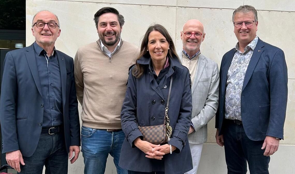 Freuen sich, dass vier Rotary Clubs für die gute Sache an einem Strang ziehen: v.li. Harry Landauer, Bastian Meyer, Rebecca Stralendorff, Dr. Walter Schüler und Frank Jaggy. Foto: p