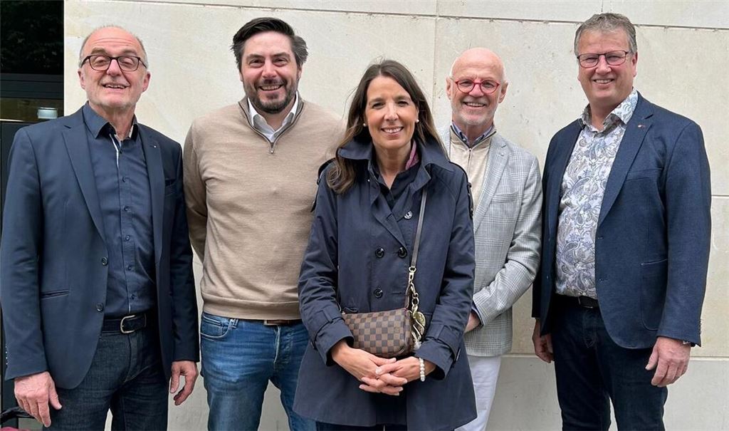 Freuen sich, dass vier Rotary Clubs für die gute Sache an einem Strang ziehen: v.li. Harry Landauer, Bastian Meyer, Rebecca Stralendorff, Dr. Walter Schüler und Frank Jaggy. Foto: p