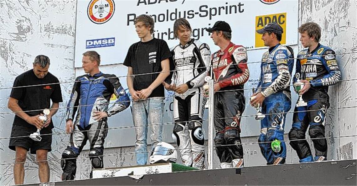 Freuen sich gemeinsam über Platz eins auf dem Nürburgring: Dominik (re.) und Patrick Vincon bei der Siegerehrung in ihrer Klasse ganz oben auf dem Podest. 