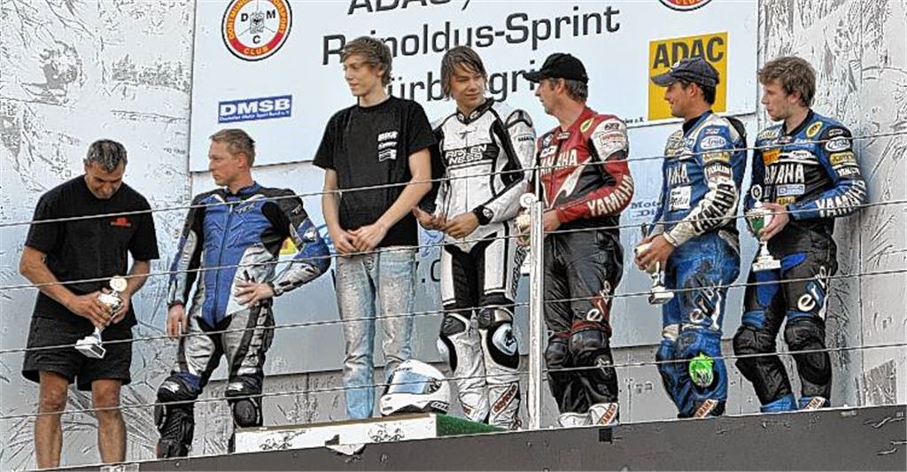 Freuen sich gemeinsam über Platz eins auf dem Nürburgring: Dominik (re.) und Patrick Vincon bei der Siegerehrung in ihrer Klasse ganz oben auf dem Podest. 