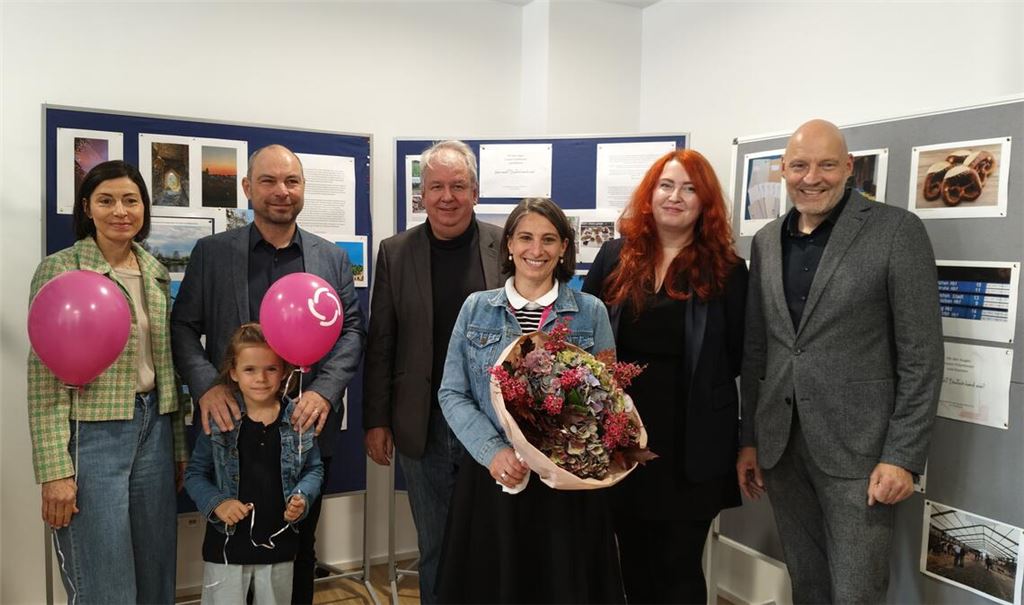 Freuen sich gemeinsam über die Eröffnung: Christiane, Jochen und Anni Sämann (v.li.), Norbert Bogner, Regina Ehrismann, Cora Kranz sowie Klaus Sämann. Fotos: Deeg
