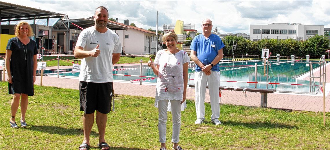 Freuen sich gemeinsam über die Rettung (v. li.): Bürgermeisterin Birgit Förster, Bademeister Nico Voges, Patientin Regina Krumpel und der Chefarzt für Notfallmedizin, Dr. Felix Schumacher.privat