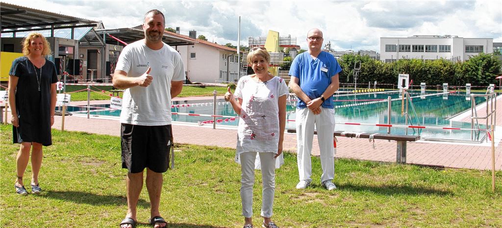 Freuen sich gemeinsam über die Rettung (v. li.): Bürgermeisterin Birgit Förster, Bademeister Nico Voges, Patientin Regina Krumpel und der Chefarzt für Notfallmedizin, Dr. Felix Schumacher.privat