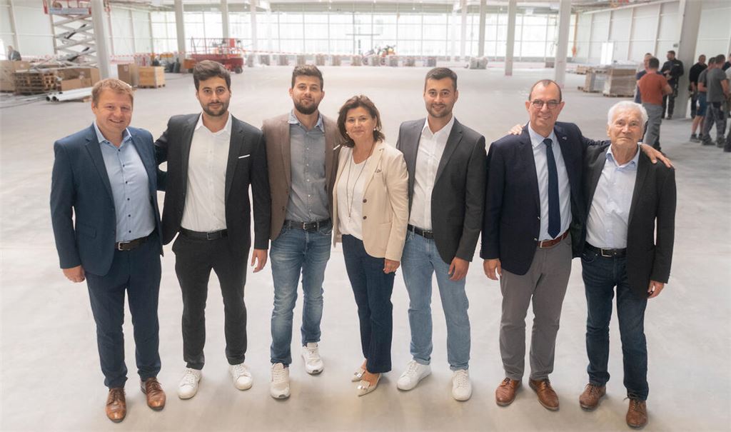 Freuen sich im Rahmen des Richtfests im künftigen Mühlacker OBI-Baumarkt über das bisher Erreichte: Der Niederlassungsleiter des Generalunternehmens Ten Brinke, Martin Birnbach (v.li.), die Bauherren und Brüder Denis, David sowie Daniel Kirschbaum vom gleichnamigen Immobilienunternehmen mit Mutter Nezihe in ihrer Mitte sowie Mühlackers OB Frank Schneider mit Seniorchef Bruno Kirschbaum, der vor 15 Jahren bei der Stadt mit seinem Wunsch, auf das Ziegeleigelände zu wollen, offene Türen einrannte. Fotos: Fotomoment