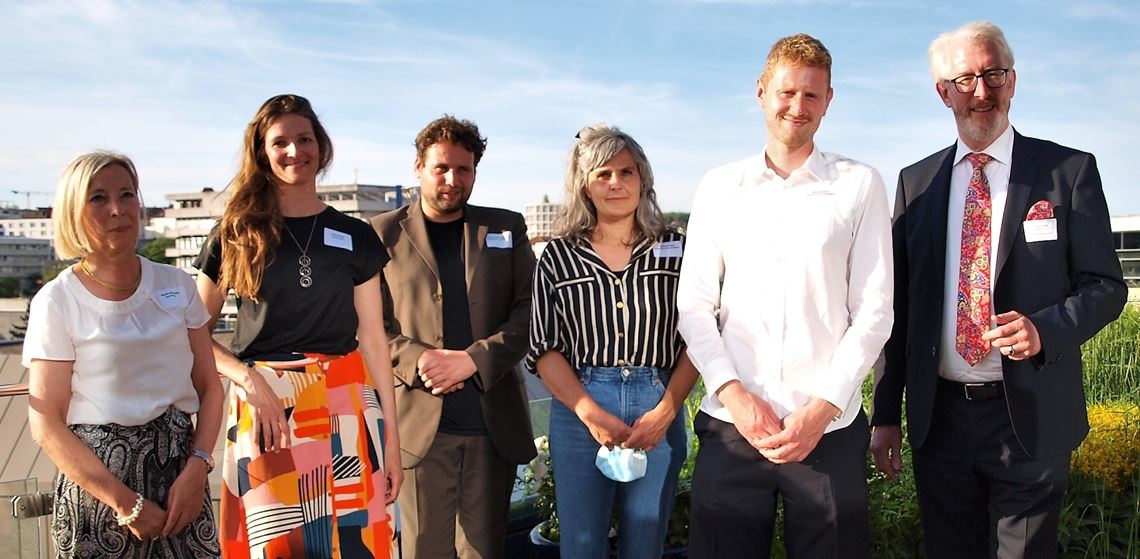 Freuen sich mit dem Kuratoren-Team über den Startschuss für die Ornamenta 2024: Kulturbeauftragte Monika Heinzmann (v.li.), Projektleiterin Juliane Peiser, die Kuratoren Jules van den Langenberg, Katharina Wahl, Willem Schenk und der Präsident des OrnamentaBunds, Georg Leicht. Foto: Filitz