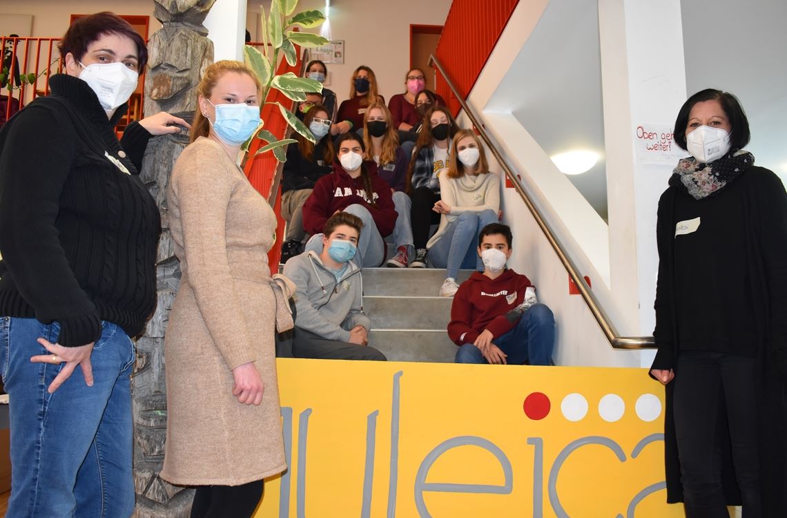 Junge Leute lernen das Einmaleins der Jugendarbeit Freuen sich mit den Teilnehmenden über die Schulung im ProZwo (vorne v.li.): Madeleine Nitsche und ihre Kolleginnen Vanessa Luickhardt und Gabi Esposito. Foto: Bischoff-Krappel