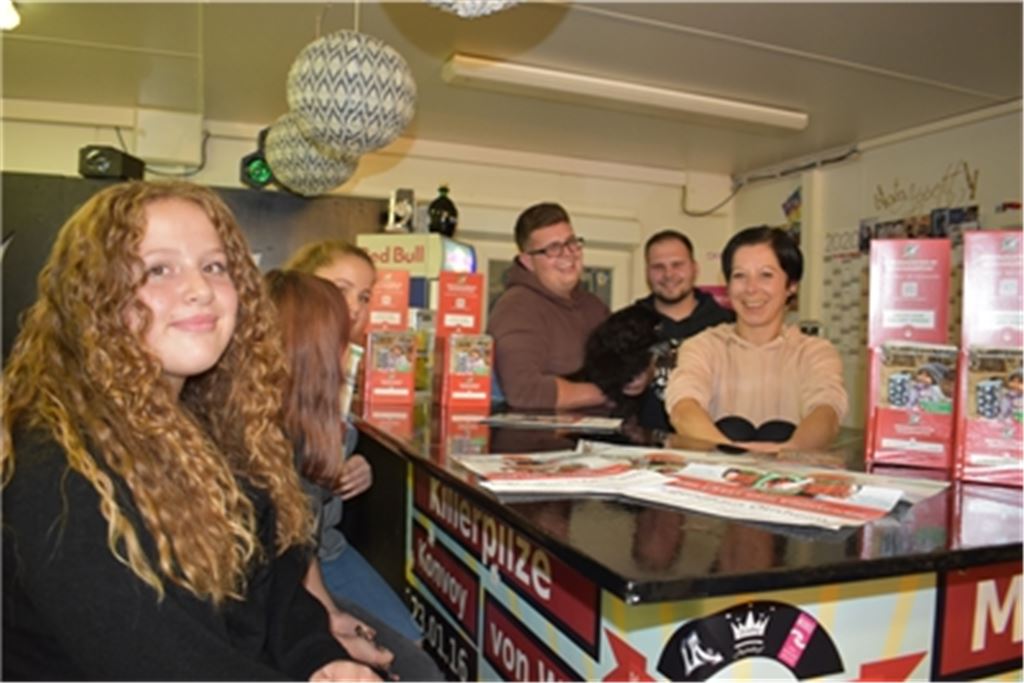 Freuen sich, mit ihrem Jugendhaus „Little Aize“ eine Sammelstelle für „Weihnachten im Schuhkarton“ bieten zu können (v.li.): Annalena Bäuerle, Marlene Kessler, Annsophie Bäuerle, Silas Lehrer, Leon Schulz und Leiterin Gabi Esposito.Foto: Bischoff-Krappel