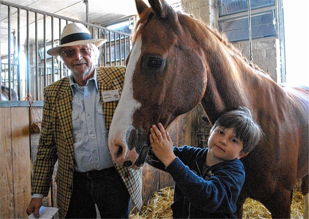 Freuen sich riesig auf das Turnier: Abteilungsleiter Adolf Pfeil mit Enkel Lucca Pfeil.
