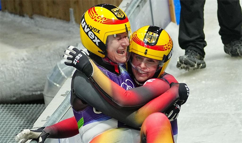 Freuen sich über Platz zwei: Dajana Eitberger und Magdalena Matschina