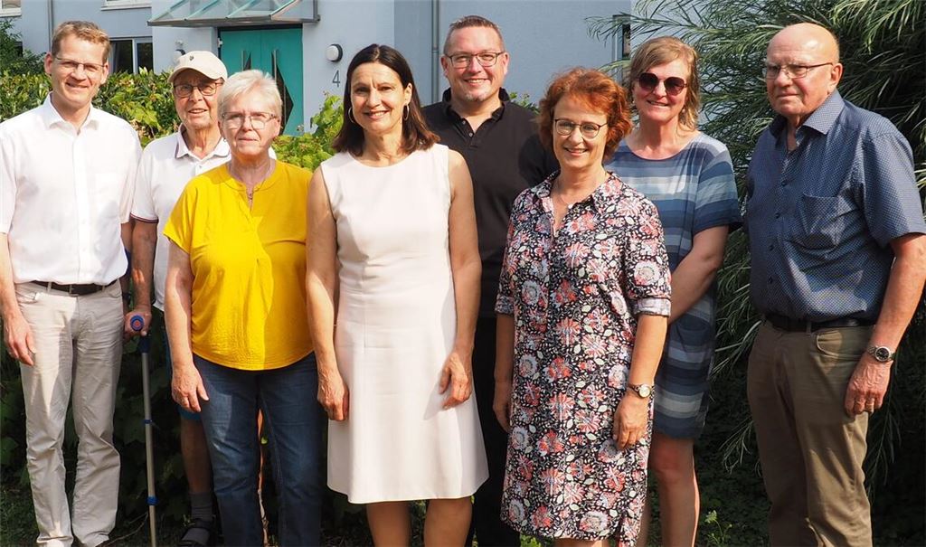 Freuen sich über das Doppeljubiläum des Krankenpflegevereins und der Seniorenwohnanlage Knittlingen (v.li.): Holger Schünhof (Kreisbau Enz-Neckar), Robert Kicherer (Förderverein), Andrea Link-Schwab (Seniorenbetreuerin i. R.), Heidi Schanbacher (Vorsitzende KPV), Gemeindepfarrer Bernhard Körner, Heike Arnold (KPV), Corina Weber (Seniorenbetreuerin) und Heinz Hofmann (KPV). Foto: Müller