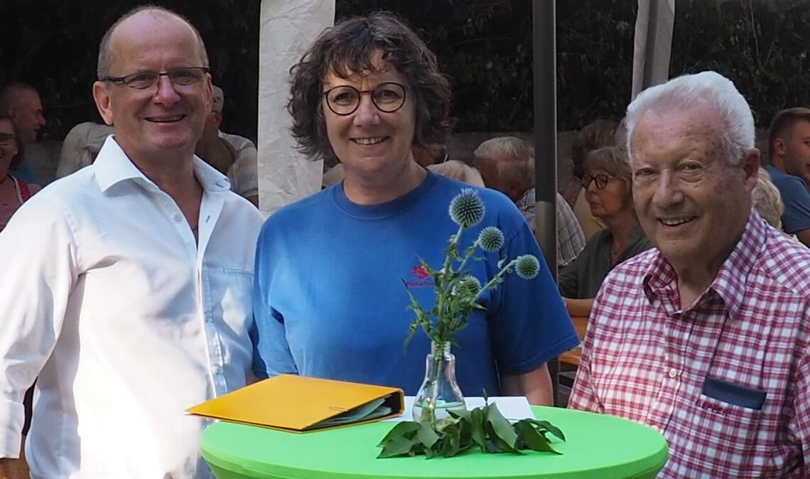 Naturfreunde leben die Nachhaltigkeit Freuen sich über das gelungene Familienfest zum Jubiläum der Naturfreunde Enzberg (v.li.): Bürgermeister Winfried Abicht, Vereinsvorsitzende Regina Bauer und Ehrenvorsitzender Walter Fischer. Foto: Müller