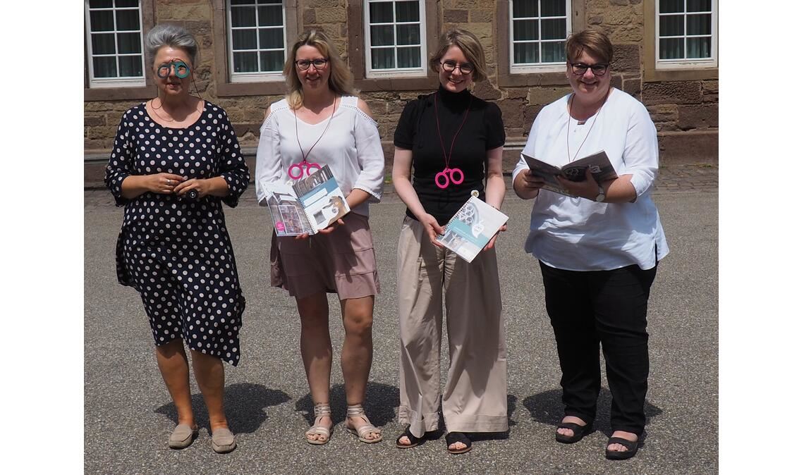 Mit Mauli und Tempus das Kloster erleben Freuen sich über das neue Activity Book (v.re.): Dr. Petra Pechaček, Patricia Alberth, Alexandra Müller und Marina von Jacobs vom Gestaltungsteam. Foto: Müller